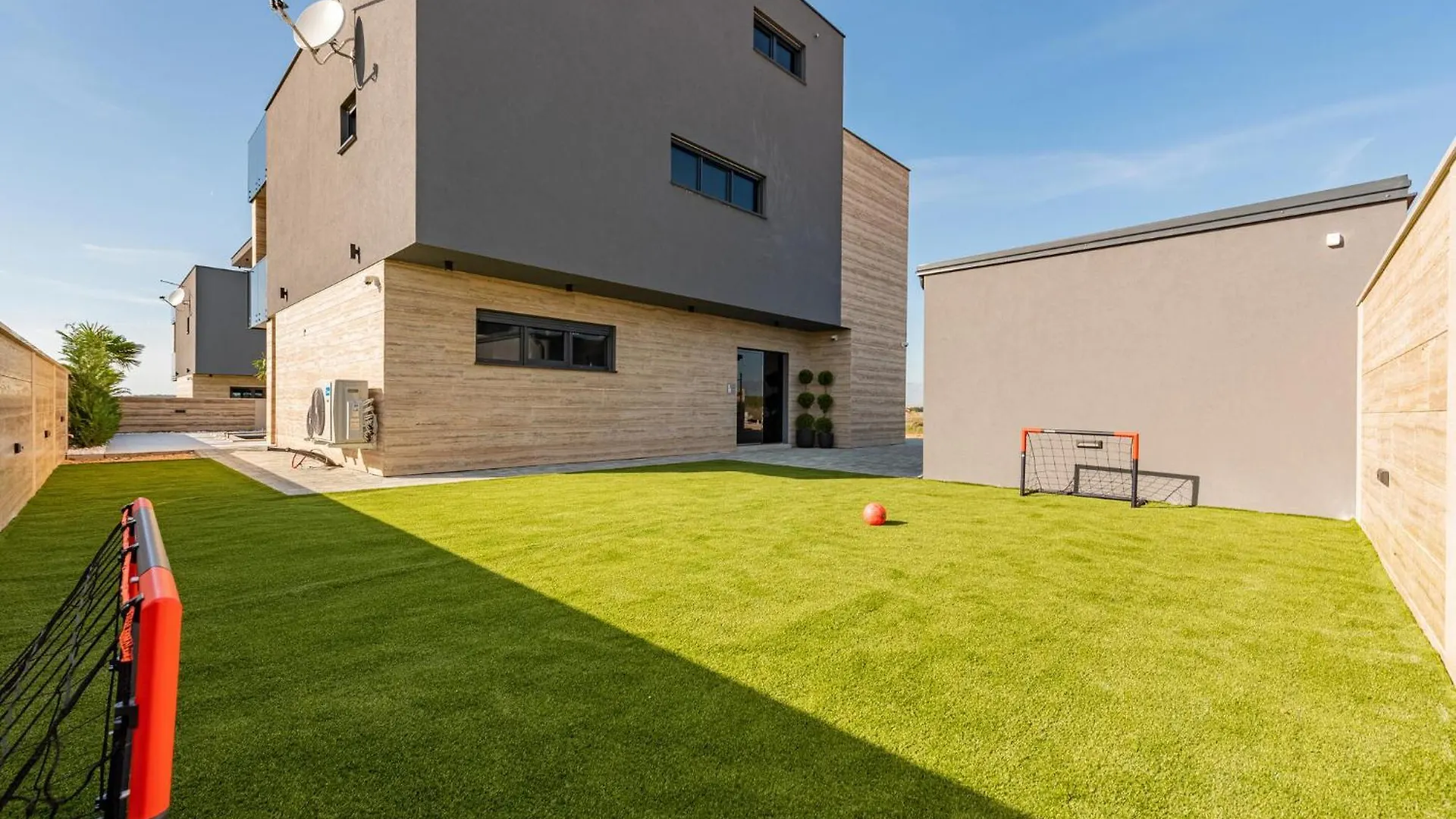 Сasa de vacaciones 5 Bedroom Beautiful Home In Privlaka Croacia